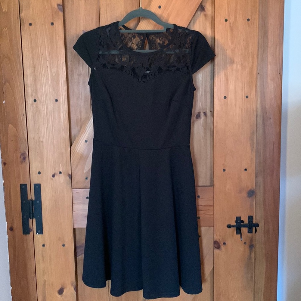 Dorothy Perkins size 2 US 6 UK black a line dress lace detail on chest